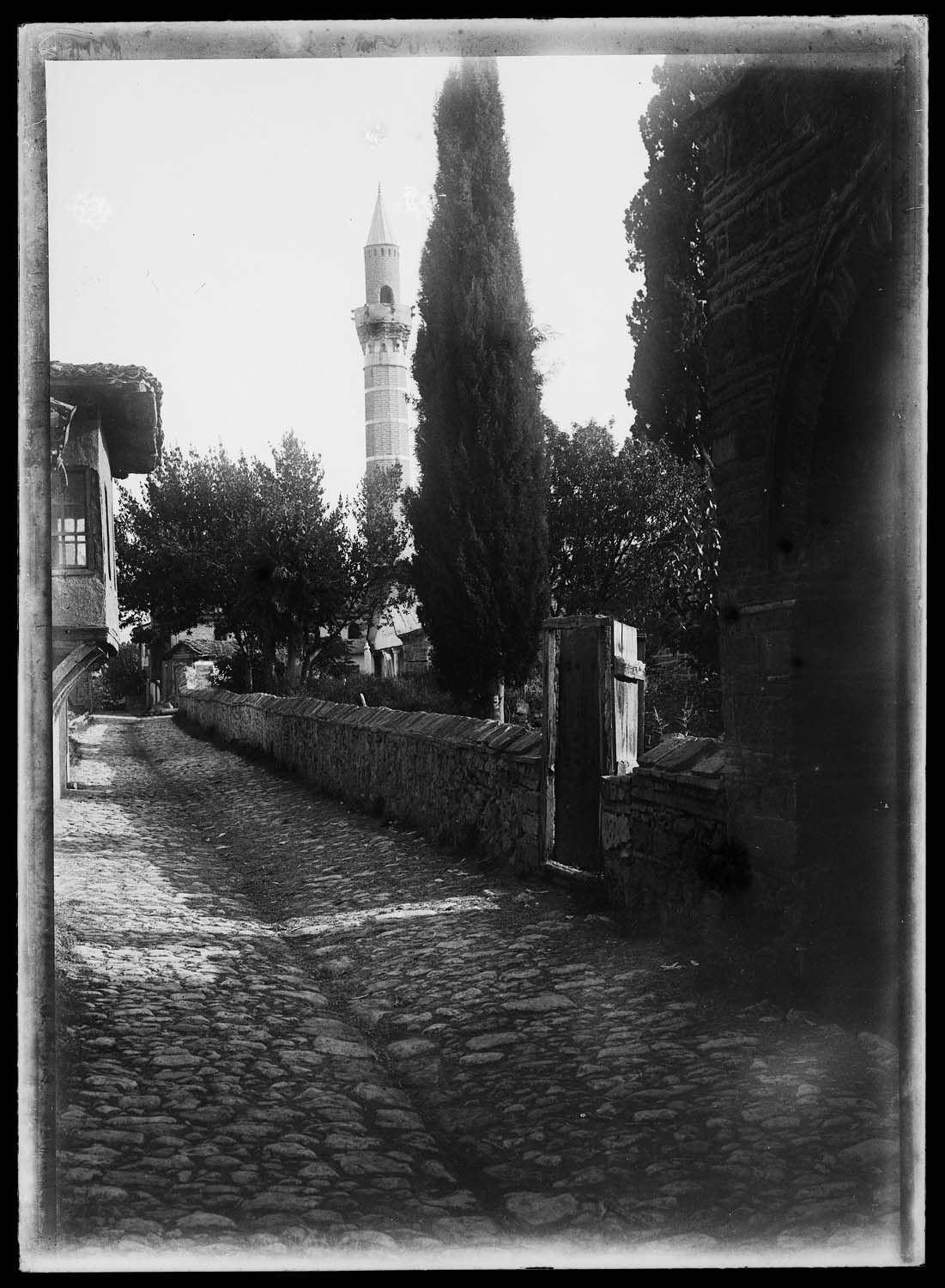 Rue ancienne et minaret dans la ville